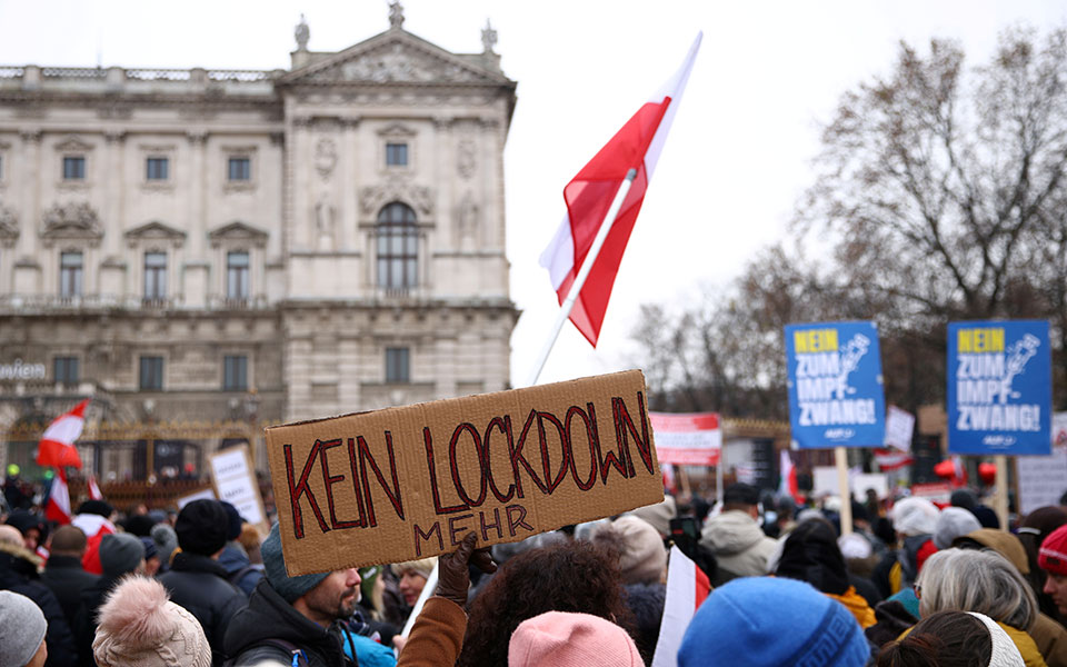 κορωνοϊός-αυστρία-δεκάδες-χιλιάδες-561616594