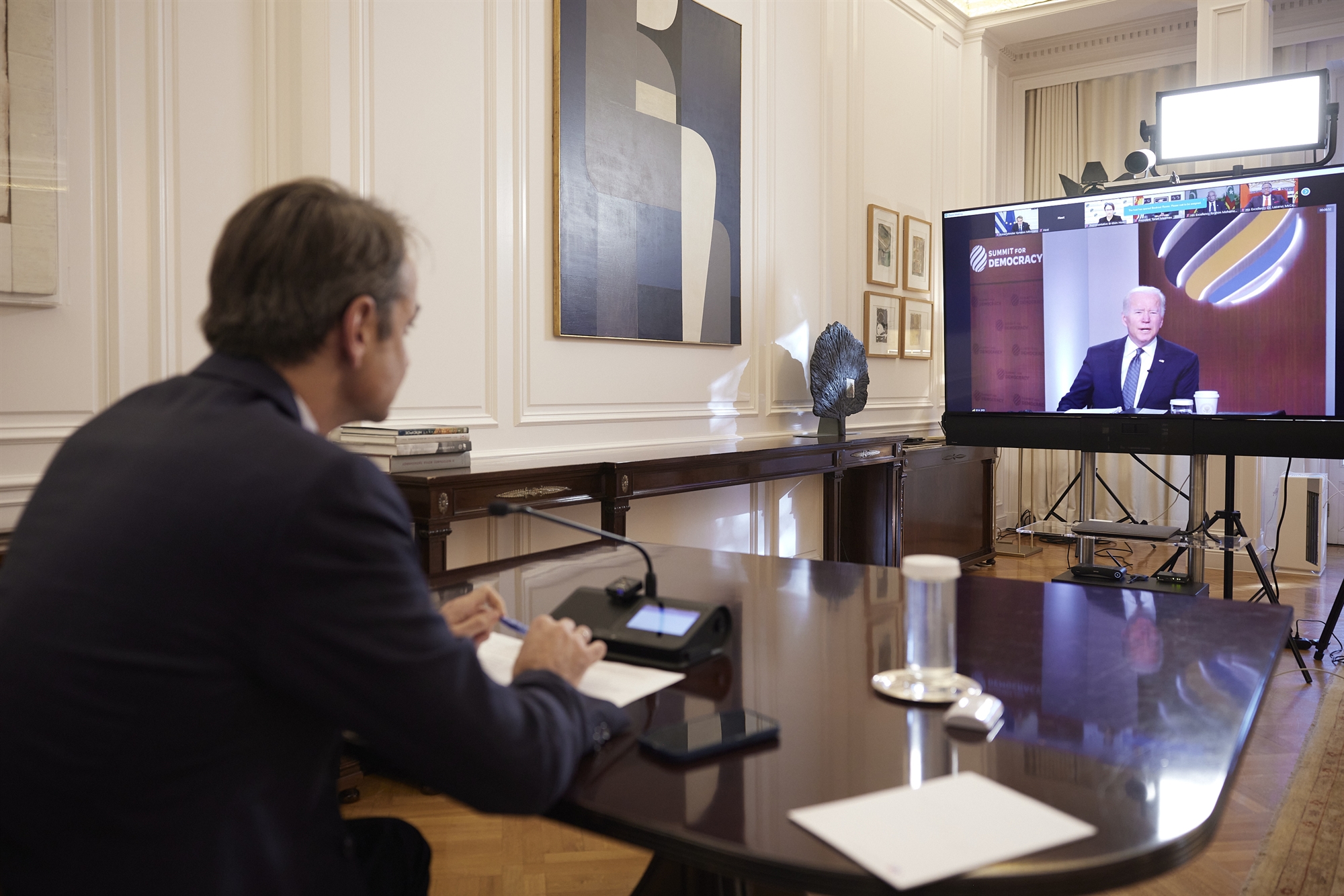 Η Δημοκρατία στο επίκεντρο-1