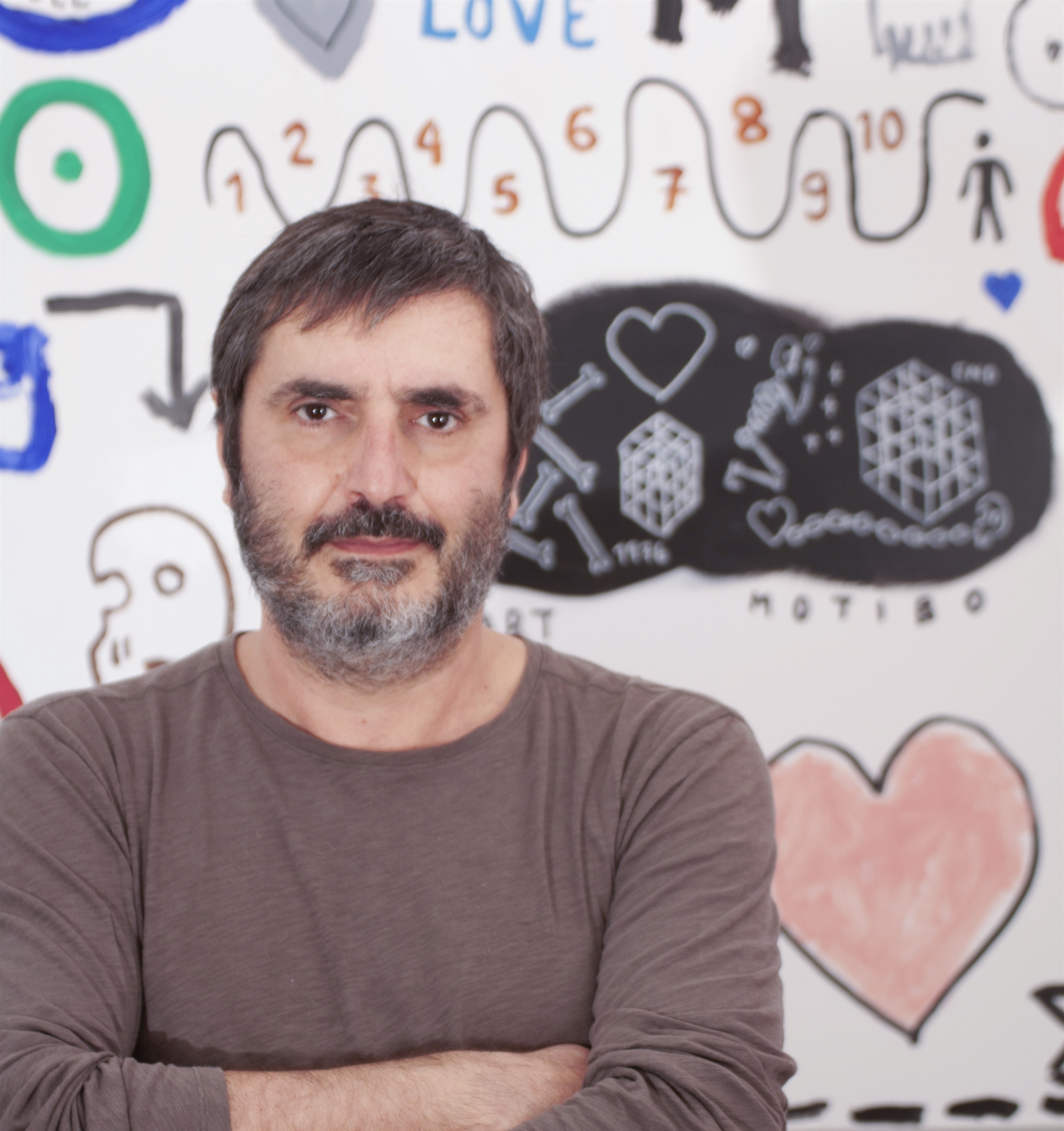 ενα-εικοσιτετράωρο-με-τον-εικαστικό-ν-561615826