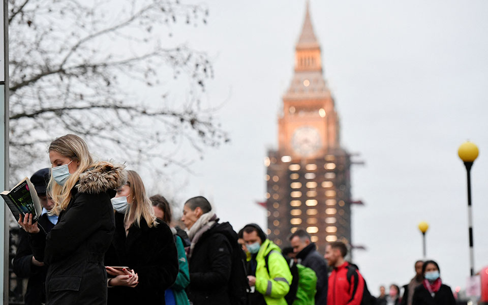 κορωνοϊός-βρετανία-μειωμένος-έως-κ-561644524