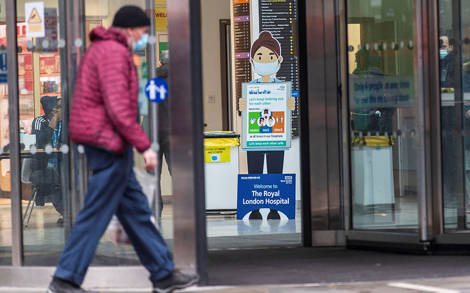 κορωνοϊός-η-βρετανία-ανακοίνωσε-ρεκό-561653029