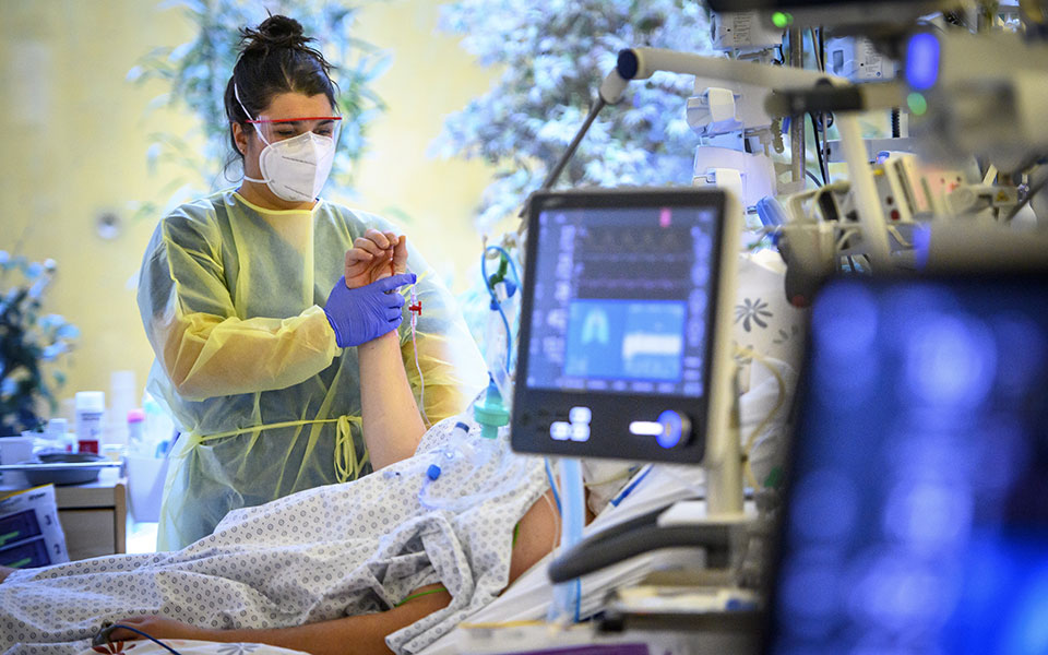 κορωνοϊός-7-665-κρούσματα-94-θάνατοι-624-διασω-561645346