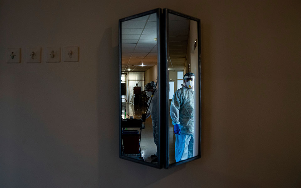 κορωνοϊός-όμικρον-εναντίον-δέλτ-561619900