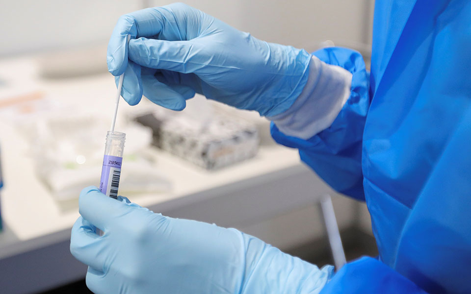 κορωνοϊός-νότια-αφρική-θετική-εικ-561641359