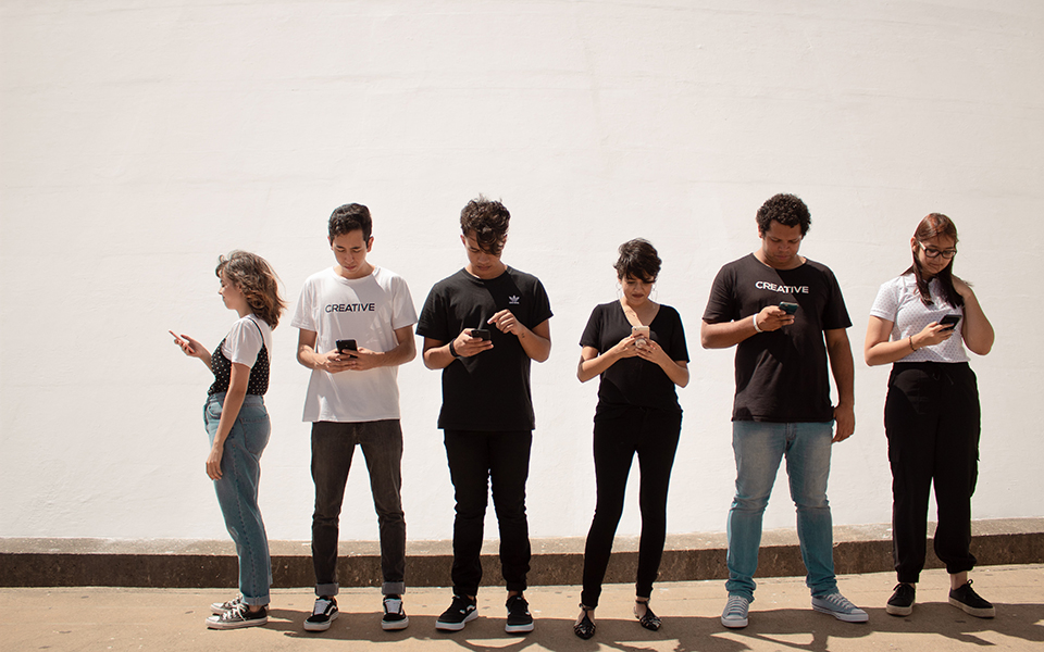 νιώθουν-άβολα-στο-σώμα-που-κατοικούν-561626902