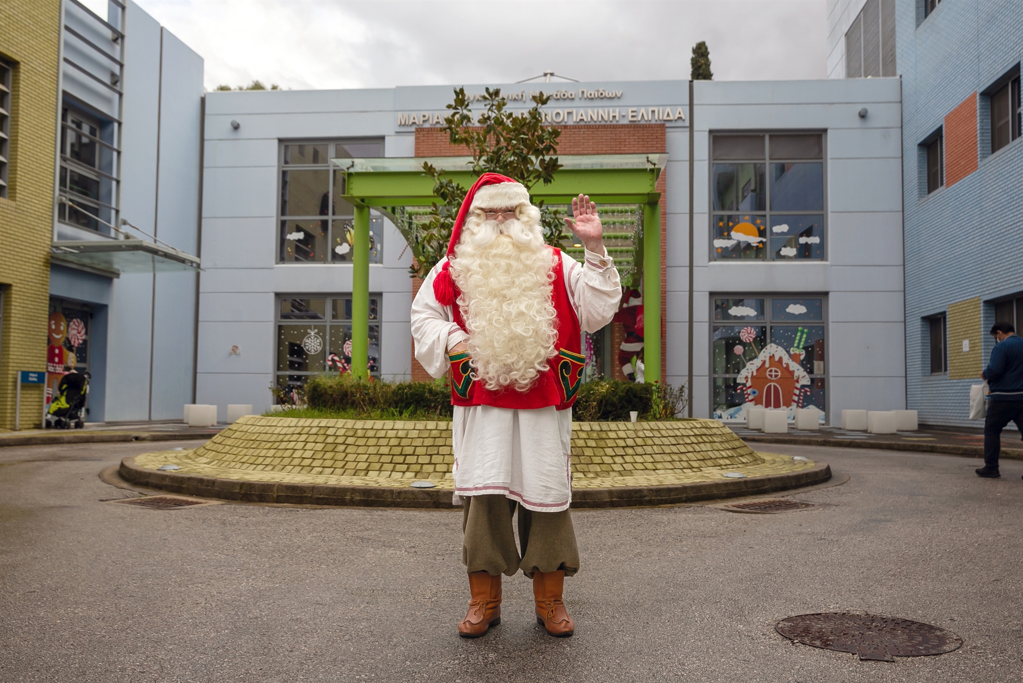 Ο αληθινός Αγιος Βασίλης από το Ροβανιέμι πήγε στην Ογκολογική Μονάδα Παίδων-3