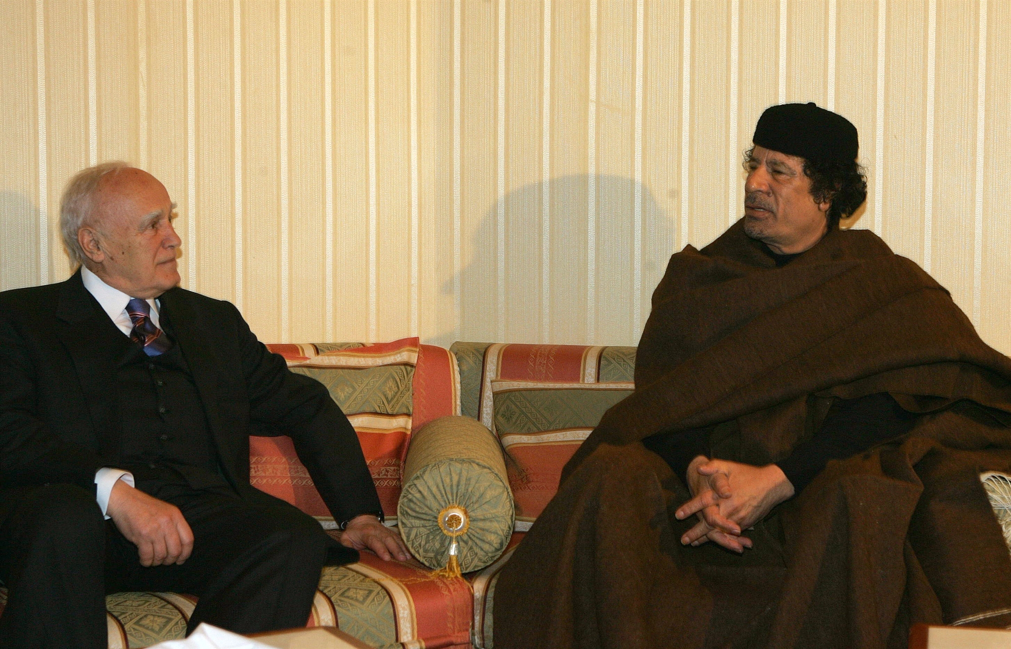 κάρολος-παπούλιας-αποστολές-με-έναν-α-561650875