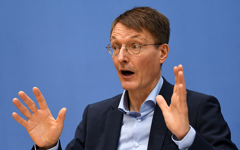 koronoios-mayro-rekor-me-93-000-kroysmata-sti-vretania-fovoi-gia-terastio-pempto-kyma-sti-germania2