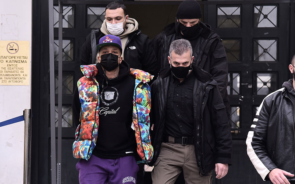 light-τα-φάλτσα-του-τράπερ-και-η-ποινική-δίω-561648382