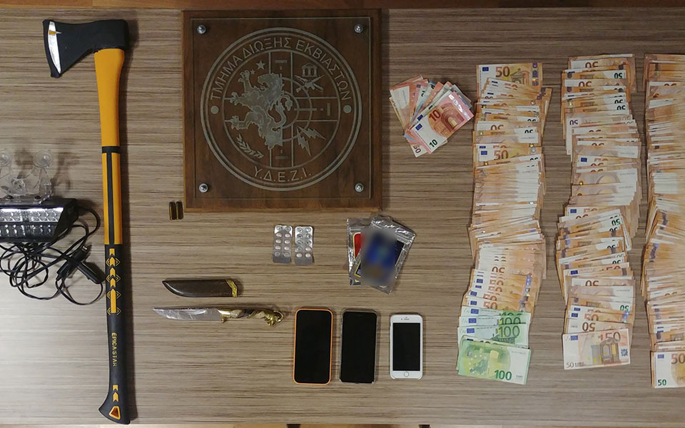 Light: Τα φάλτσα του τράπερ και η ποινική δίωξη για όπλα και ναρκωτικά-2