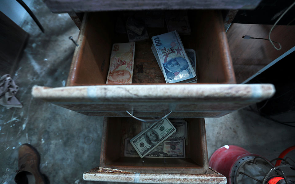 τουρκία-η-κεντρική-τράπεζα-μείωσε-το-β-561632986