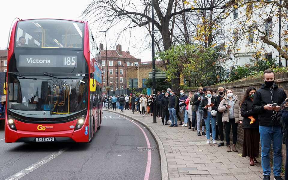 κορωνοϊός-βρετανία-ραγδαία-αύξηση-561637459