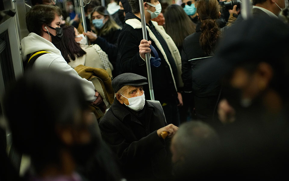 κορωνοϊός-σε-έξαρση-η-πανδημία-τα-κρ-561614167