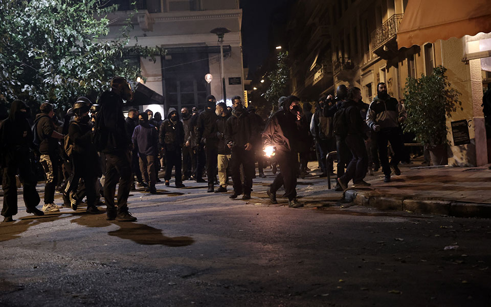 Δολοφονία Γρηγορόπουλου: Επεισόδια στα Εξάρχεια-1