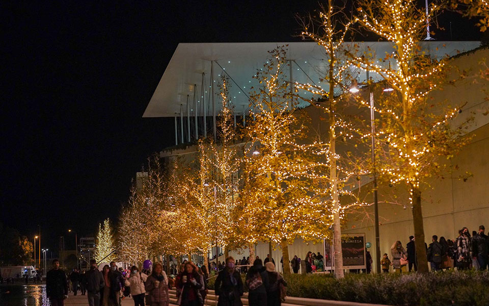 ΚΠΙΣΝ: Εντυπωσιακή φωταγώγηση για την έναρξη της εορταστικής περιόδου-4