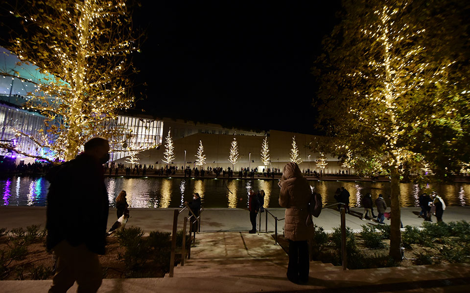 ΚΠΙΣΝ: Εντυπωσιακή φωταγώγηση για την έναρξη της εορταστικής περιόδου-5