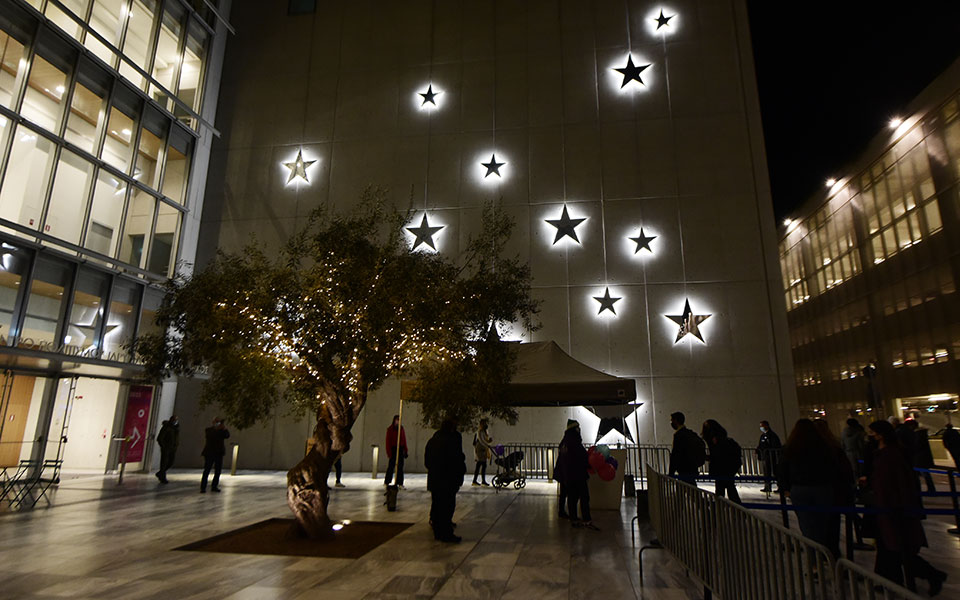 ΚΠΙΣΝ: Εντυπωσιακή φωταγώγηση για την έναρξη της εορταστικής περιόδου-2