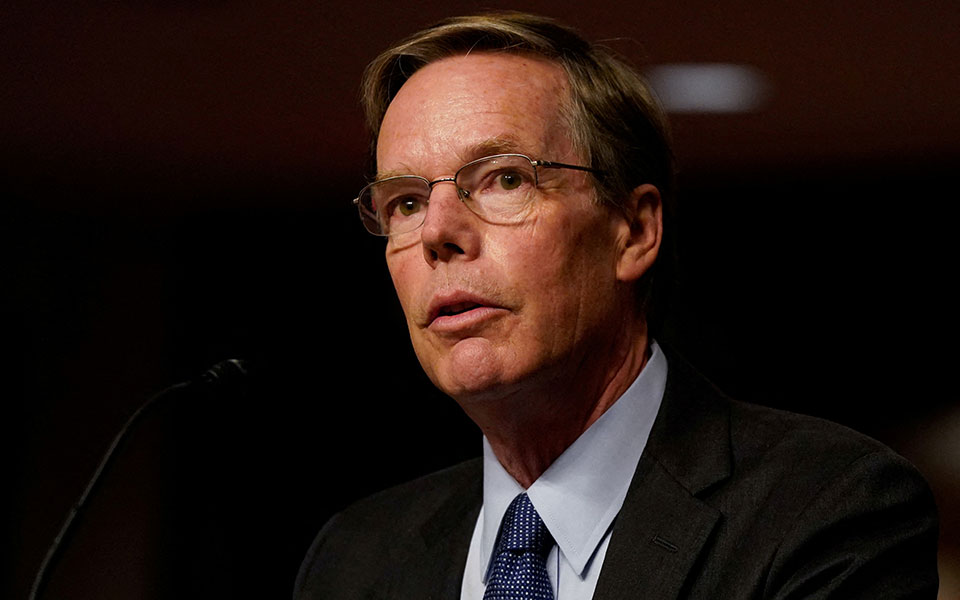 νίκολας-μπερνς-η-γερουσία-επικύρωσε-τ-561634303