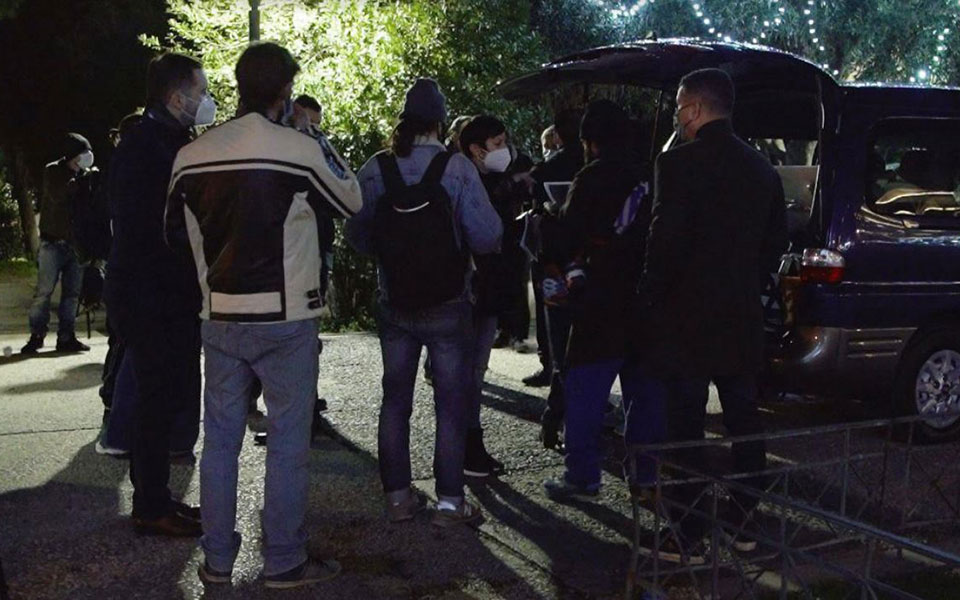 ο-οκανα-συνεχώς-στο-δρόμο-δίπλα-στους-ε-561644971