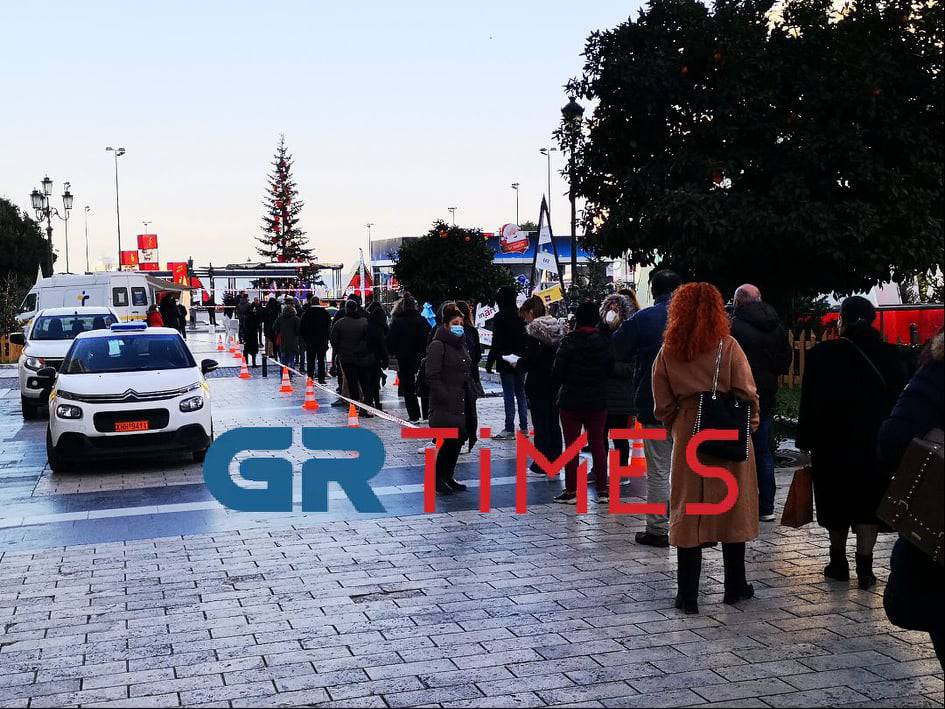 Μεγάλες ουρές για εμβόλιο χωρίς ραντεβού στην πλατεία Αριστοτέλους-1