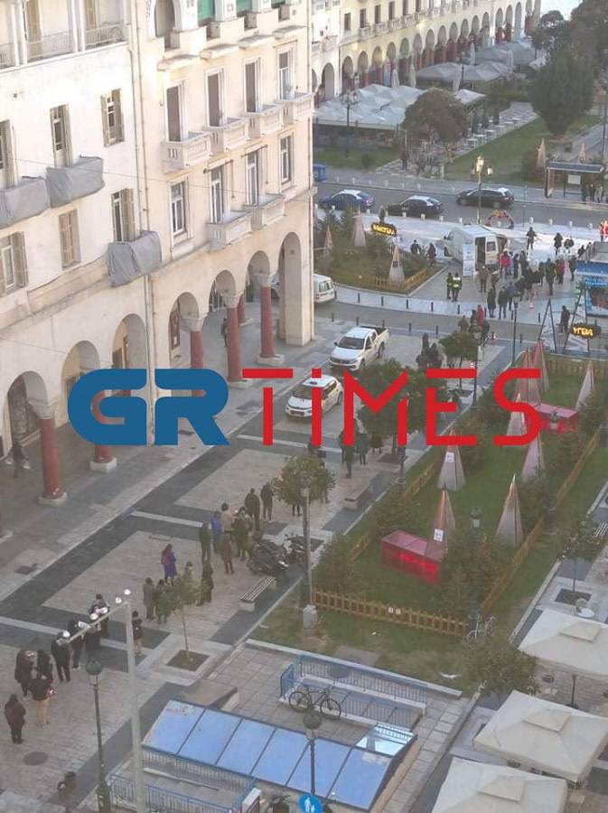 Μεγάλες ουρές για εμβόλιο χωρίς ραντεβού στην πλατεία Αριστοτέλους-3