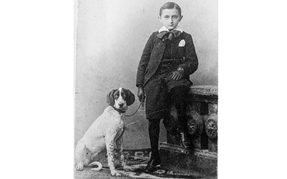 ενας-μικρός-αθηναίος-με-τον-σκύλο-του-σ-561641749