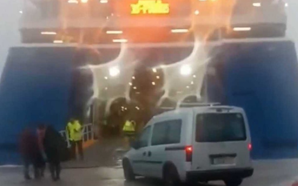 δονούσα-πλοίο-παλεύει-με-τα-κύματα-γ-561619534