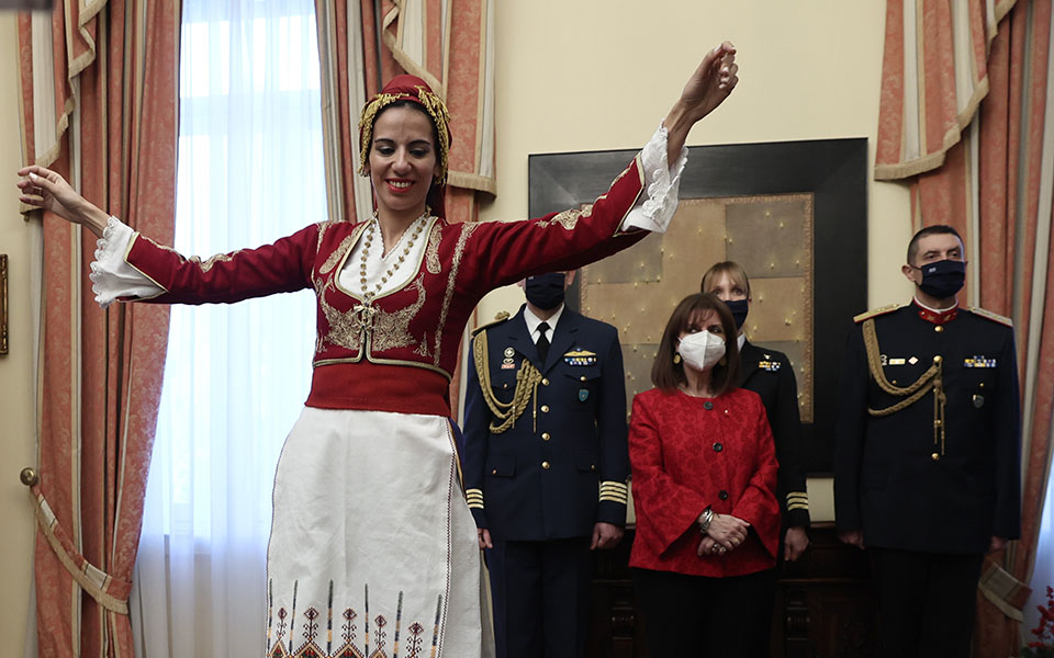 Κατερίνα Σακελλαροπούλου: Έψαλαν τα κάλαντα των Χριστουγέννων στην Πρόεδρο της Δημοκρατίας-1
