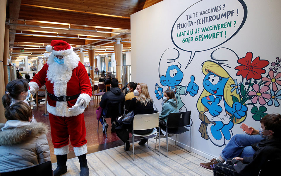 Ο κόσμος ετοιμάζεται για δεύτερα Χριστούγεννα με πανδημία-1