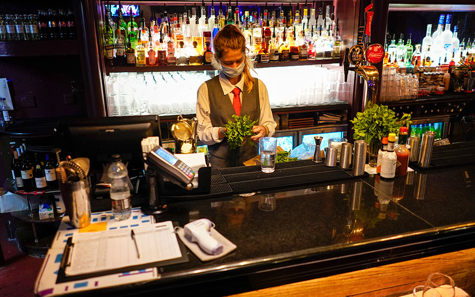 μετάλλαξη-όμικρον-βρετανία-κλείνου-561644152