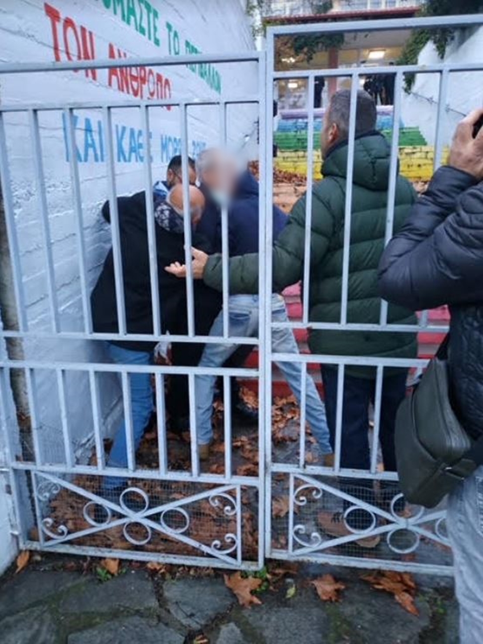 «Θεματοφύλακες του Συντάγματος»: Επικίνδυνα κρούσματα αρνητών-2