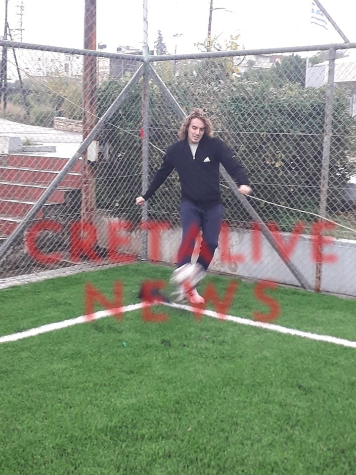 Στέφανος Τσιτσιπάς: Έπαιξε ποδόσφαιρο και τένις στο σεισμόπληκτο Αρκαλοχώρι-2