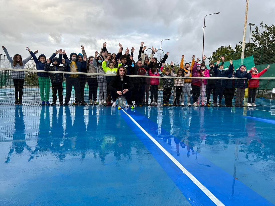 Στέφανος Τσιτσιπάς: Έπαιξε ποδόσφαιρο και τένις στο σεισμόπληκτο Αρκαλοχώρι-1