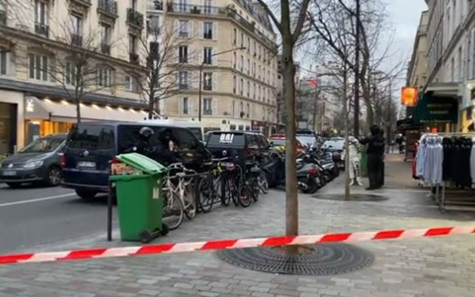 παρίσι-άνδρας-με-μαχαίρι-κρατά-ομήρου-561638488