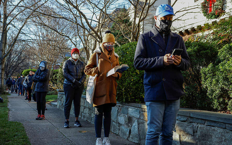 κορωνοϊός-στο-τσουνάμι-της-όμικρον-561640177
