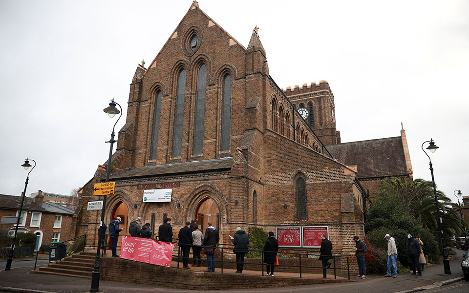 βρετανία-ο-εμβολιασμός-δεν-σταματά-ού-561645808