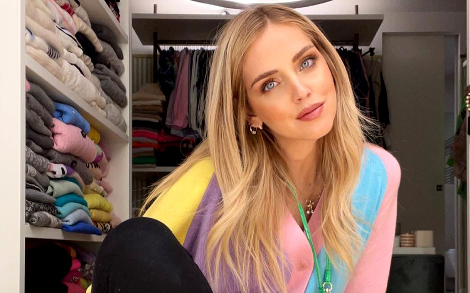 chiara-ferragni-10-look-με-sneakers-που-θα-αντιγράψουμε-561617485