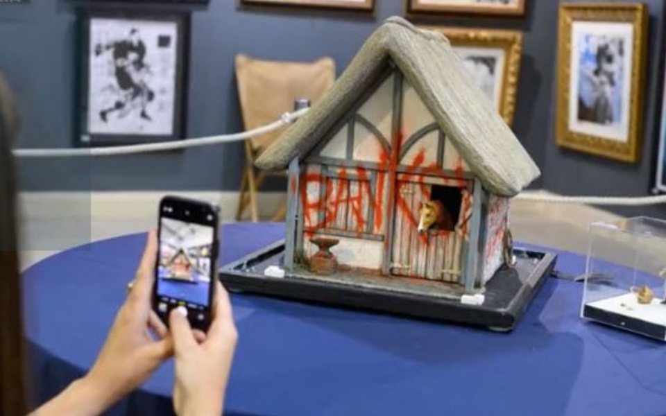 banksy-έργο-του-πωλήθηκε-αντί-12-εκατ-ευρώ-σε-δ-561691693