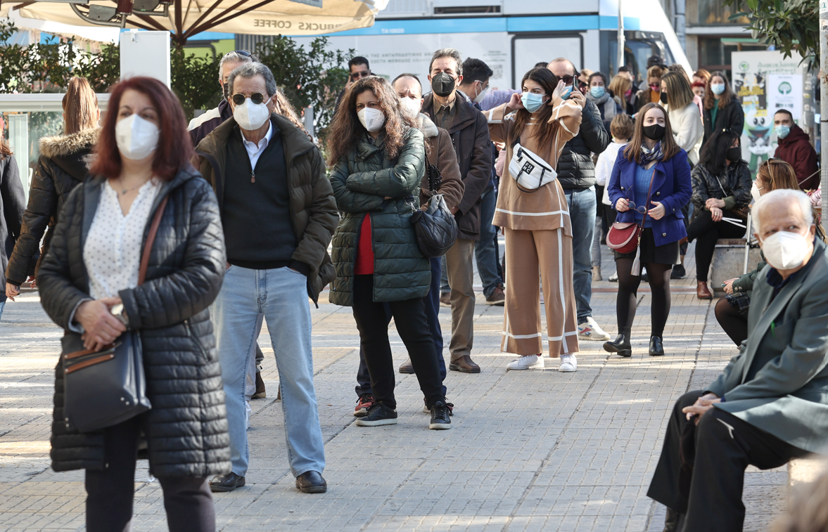 Μεγάλες ουρές για δωρεάν rapid test σε όλη την Ελλάδα (εικόνες)-1