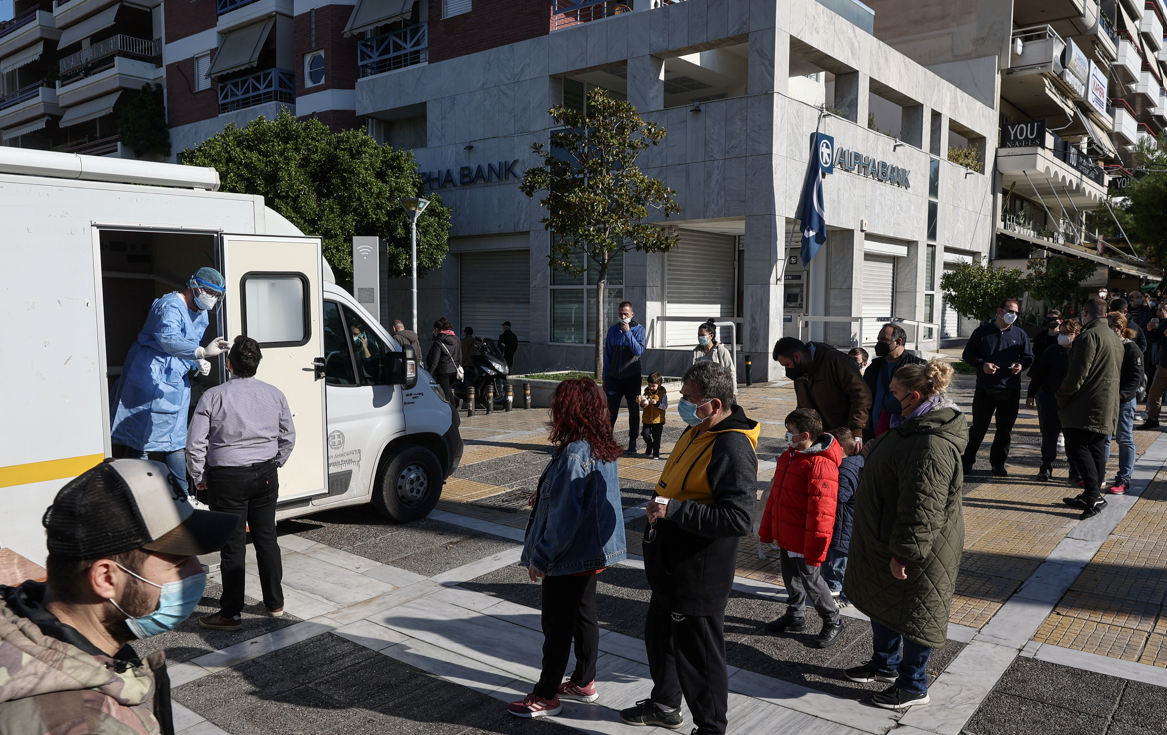 Μεγάλες ουρές για δωρεάν rapid test σε όλη την Ελλάδα (εικόνες)-2