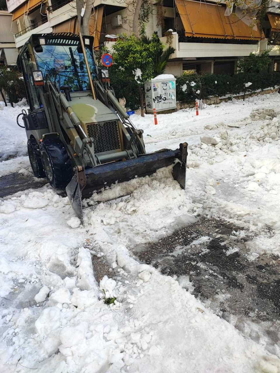 Κακοκαιρία Ελπίδα: Ο στρατός στη μάχη του αποχιονισμού (εικόνες)-1