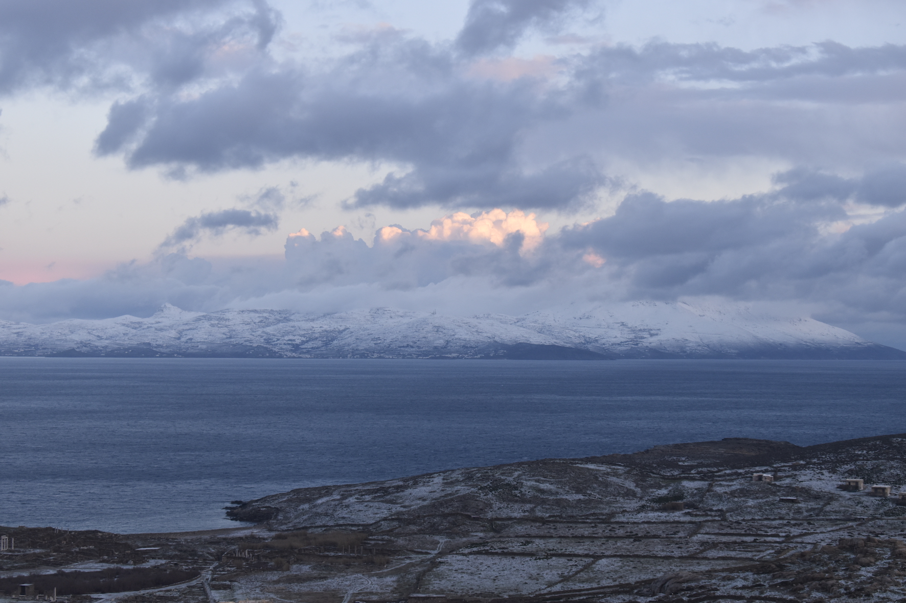 Καρτ ποστάλ στα «Αθηναϊκά» από τους αρχαιολόγους στην (ελαφρώς) χιονισμένη Δήλο-2