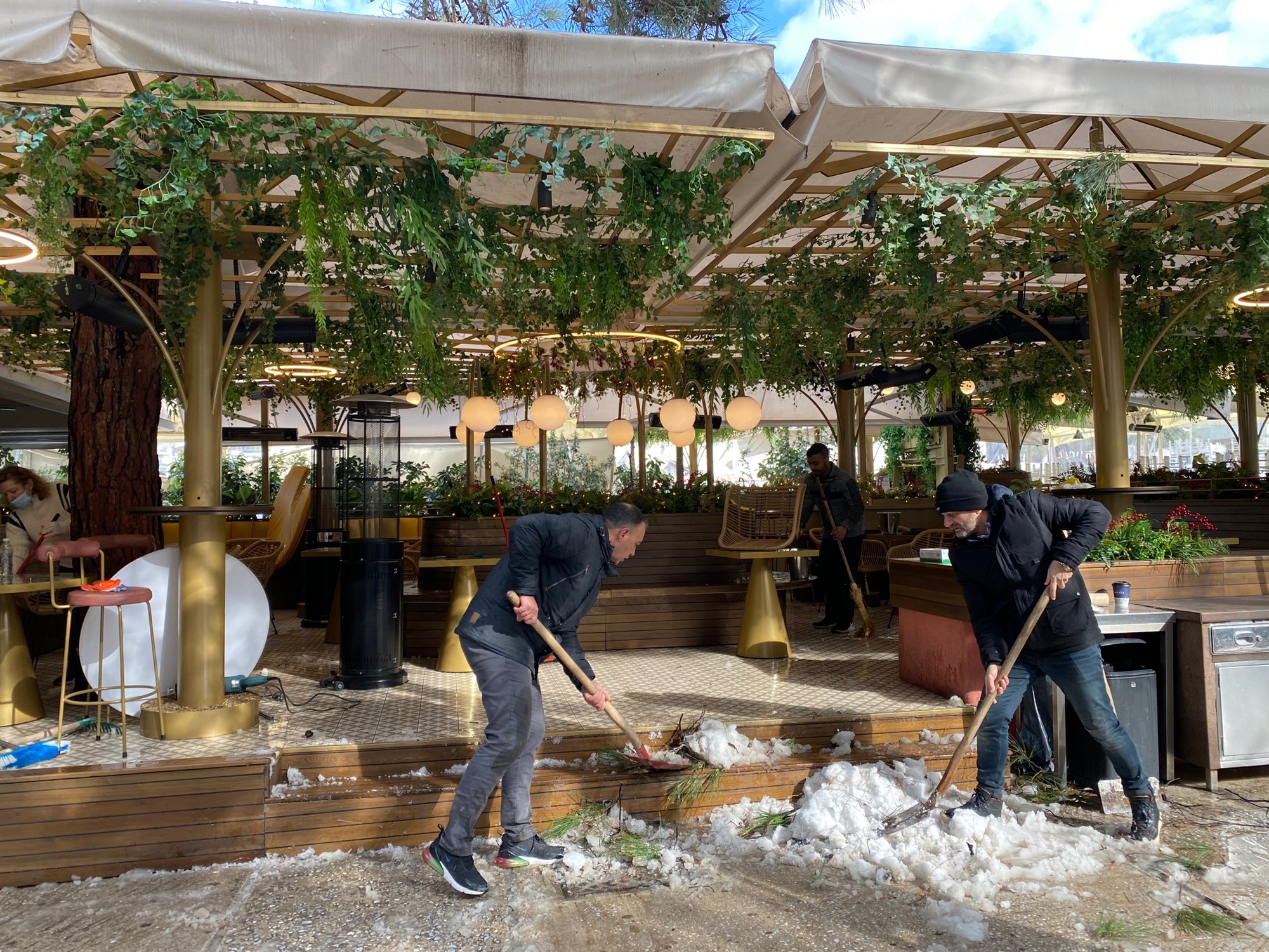 βόλτα-στη-χιονισμένη-νέα-σμύρνη-μια-γε-561686311