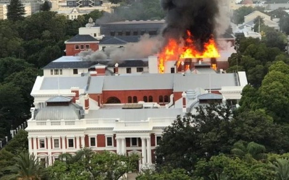 νότια-αφρική-μεγάλη-φωτιά-στο-κοινοβο-561653422