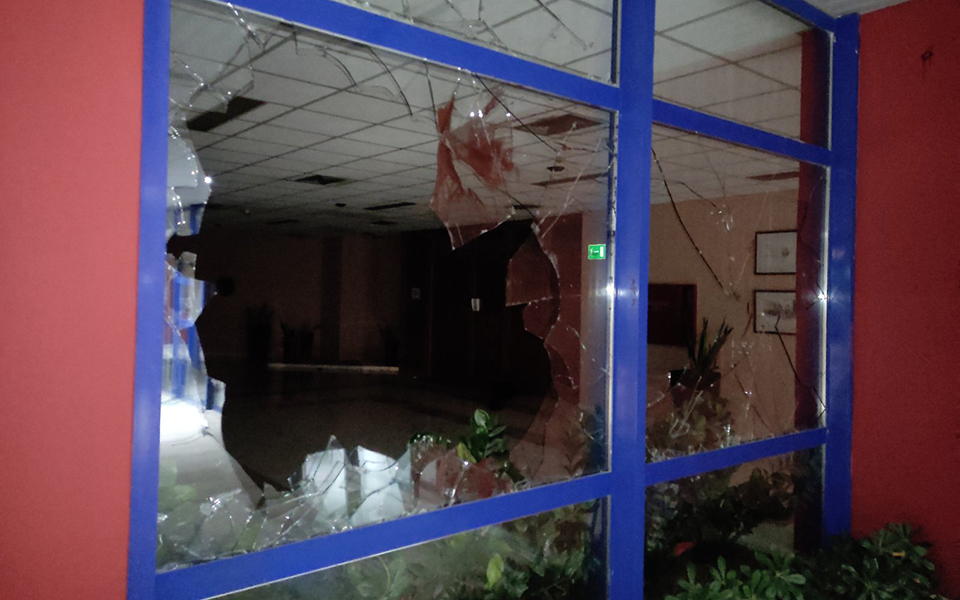 Βανδαλισμοί στο Κτίριο Διοίκησης του ΕΜΠ – Έσπασαν τζάμια, πέταξαν μπογιές (εικόνες)-1