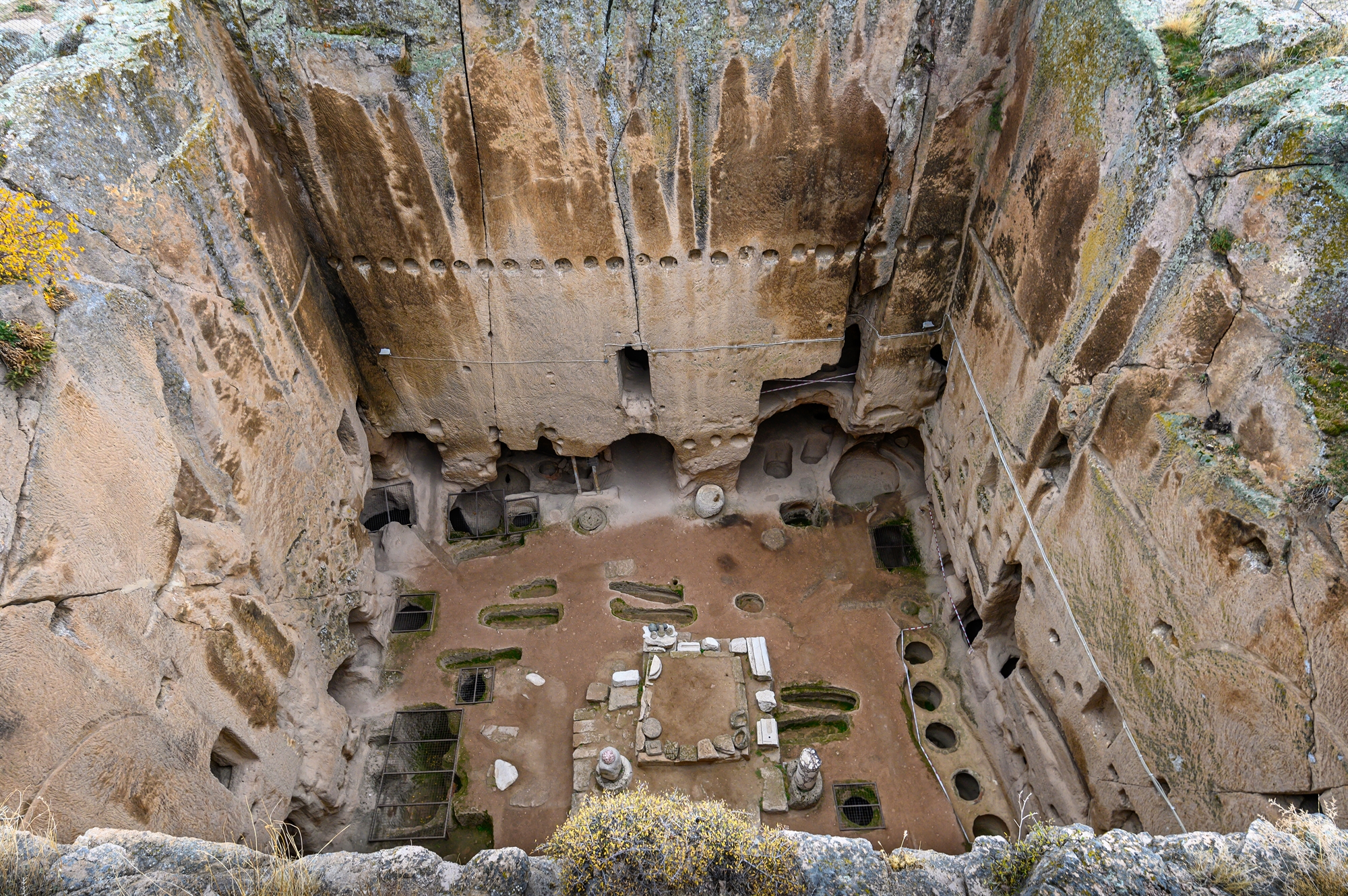το-σιωπηλό-δέος-ενός-απίστου-561671434