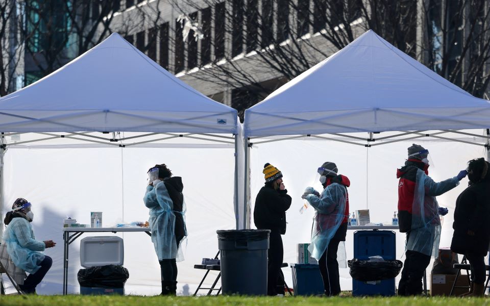 όμικρον-ο-φάουτσι-προειδοποιεί-για-το-561653539