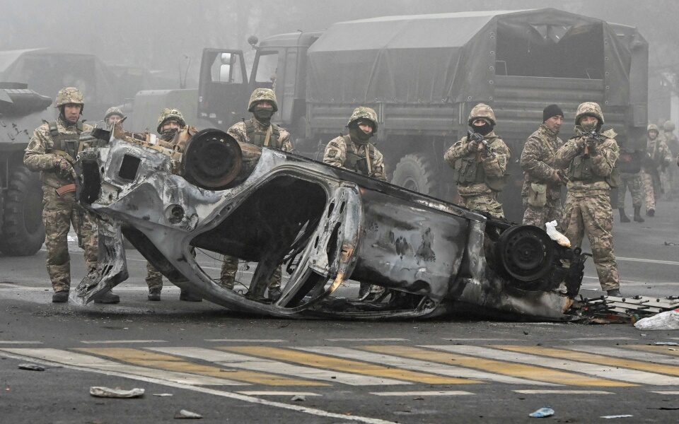 καζακστάν-στρατιώτες-συλλαμβάνουν-ο-561659065