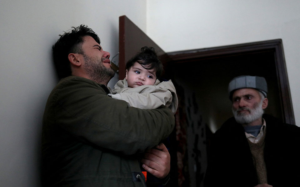 αφγανιστάν-βρέφος-βρήκε-την-οικογένε-561662113