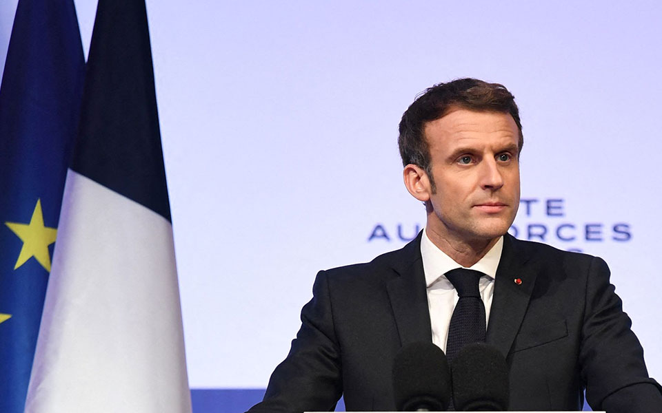 μακρόν-η-ελλάδα-έχει-επωμιστεί-μεγάλ-561677701